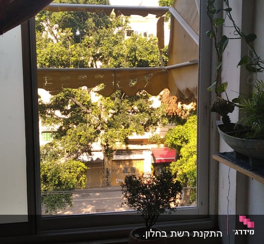 חלון עם מסגרת אלומיניום ותריסים